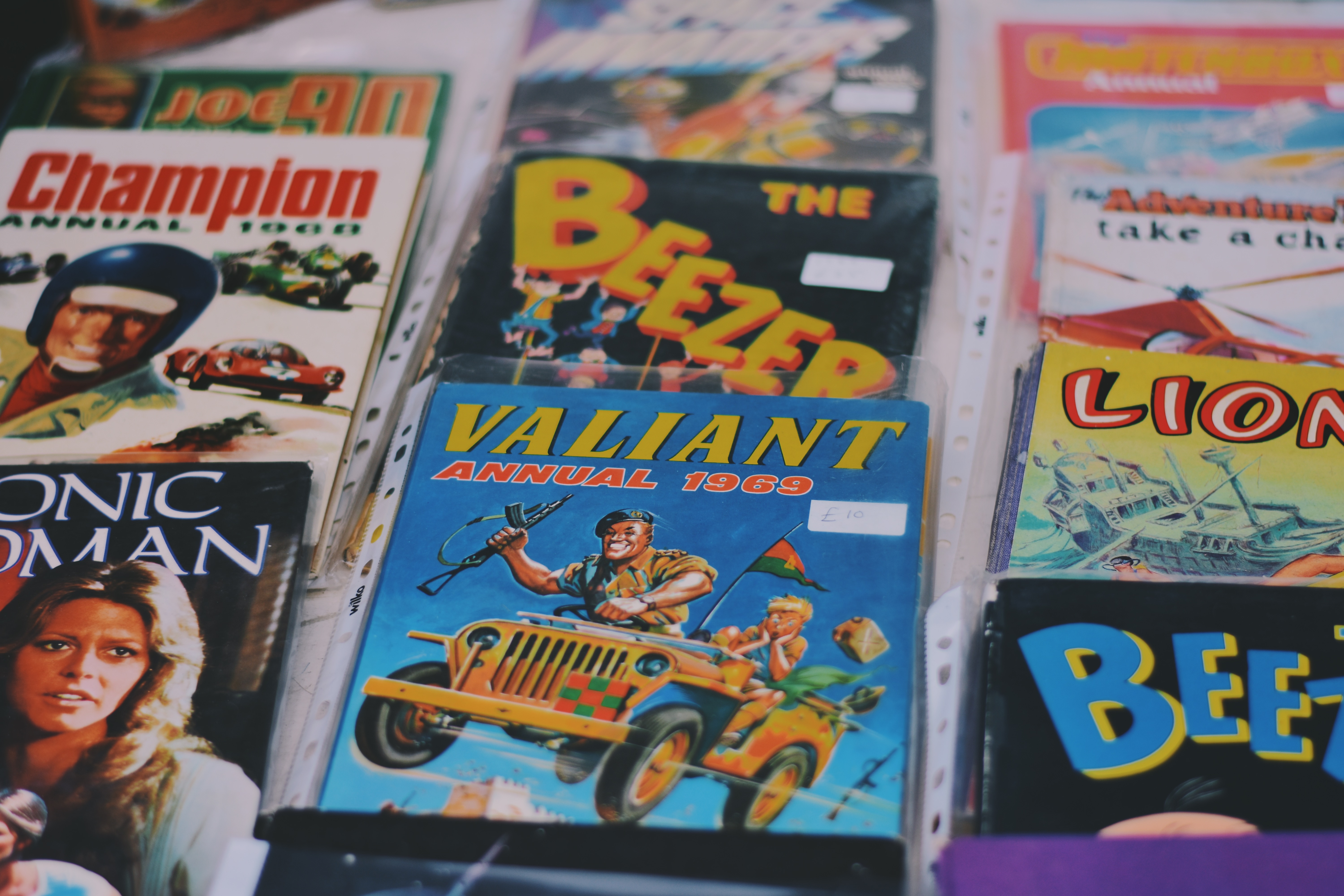 Vieux comics vintage en pile dans un magasin
